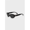 Oval sunglasses with tint