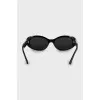 Oval sunglasses with tint
