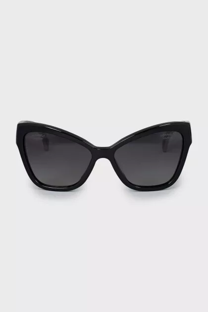 Sunglasses with branded logo on temples