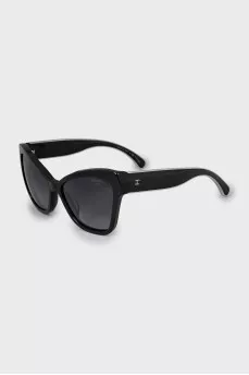 Sunglasses with branded logo on temples