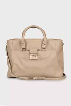 Leather bag with branded logo on the clasp