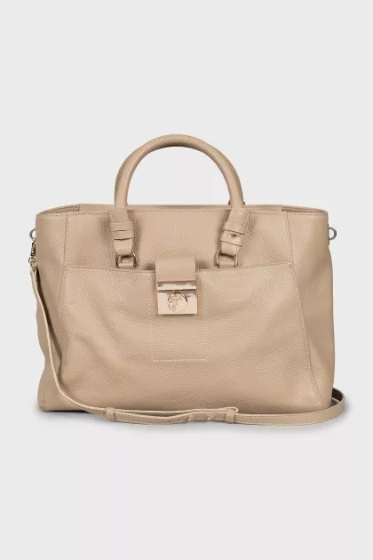 Leather bag with branded logo on the clasp