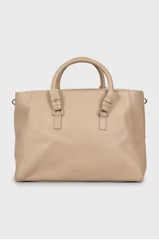 Leather bag with branded logo on the clasp
