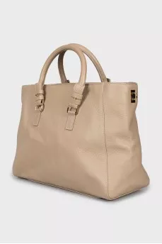 Leather bag with branded logo on the clasp