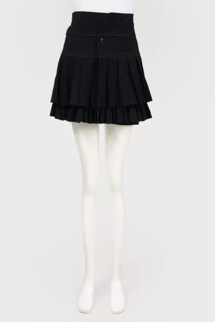 Crying skirt at a high waist