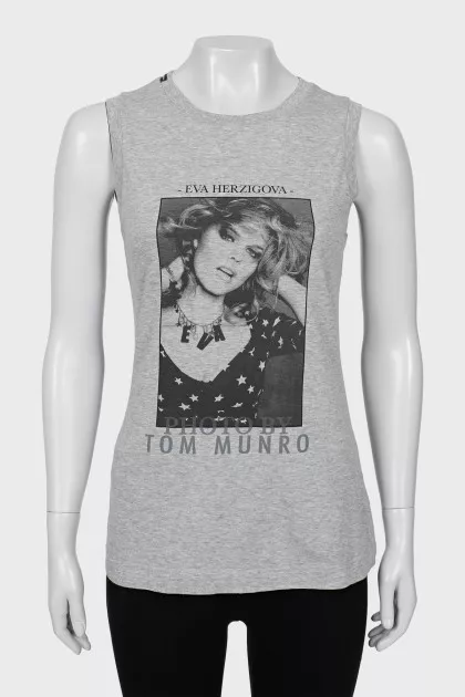Gray T-shirt with print