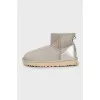 Insulated ugg boots made of grey suede