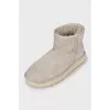 Insulated ugg boots made of grey suede