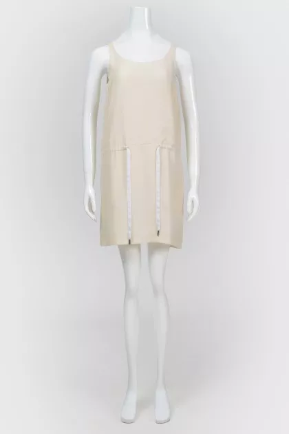 Dress with a lace at the waist