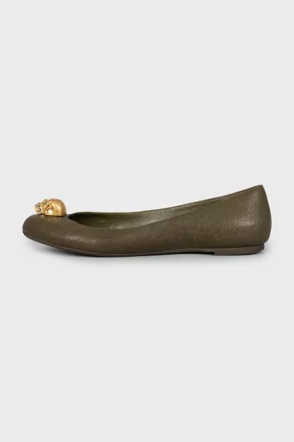 Leather ballet flats decorated with skulls