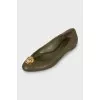 Leather ballet flats decorated with skulls