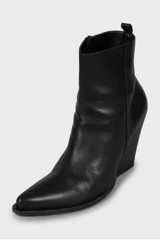 Leather ankle boots with beveled heels