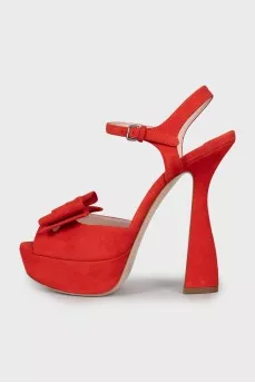 Red sandals decorated with bows