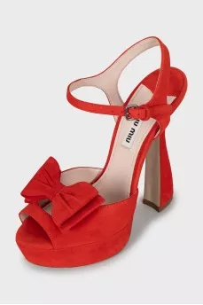 Red sandals decorated with bows