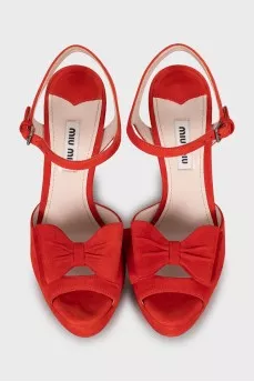 Red sandals decorated with bows