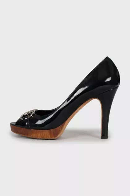 Leather shoes with silver decor