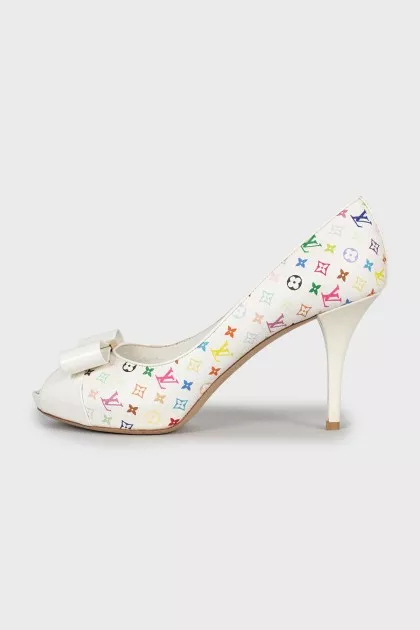 Shoes decorated with bows