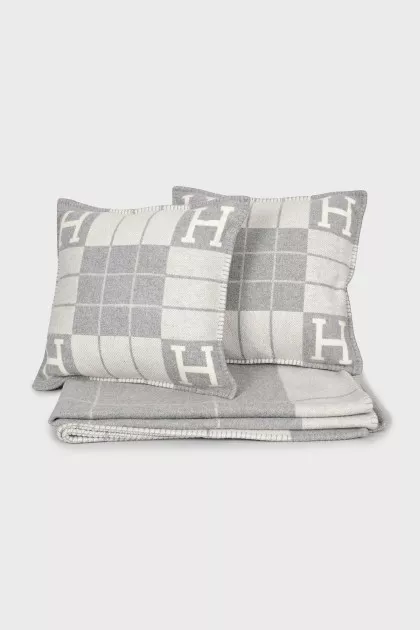 Avalon III pillow and blanket set