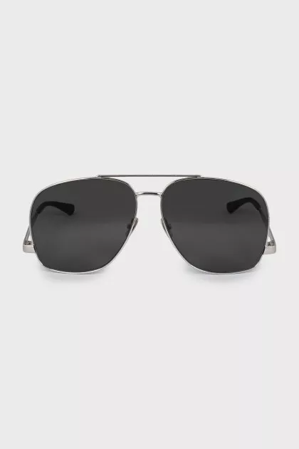 Aviator sunglasses with black tint