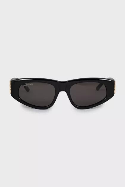 Sunglasses with golden brand logo