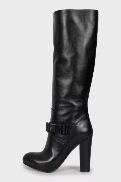 Leather boots decorated with a bow