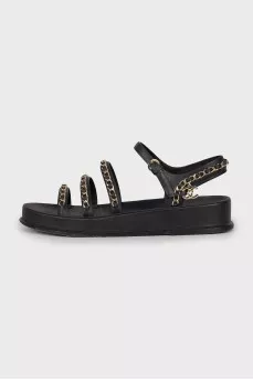Leather sandals decorated with a chain