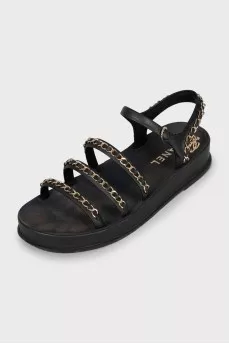Leather sandals decorated with a chain