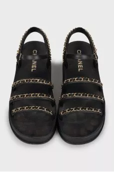 Leather sandals decorated with a chain