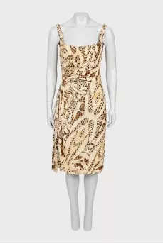 Dress with draping decorated with a brooch