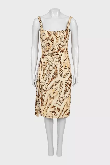Dress with draping decorated with a brooch
