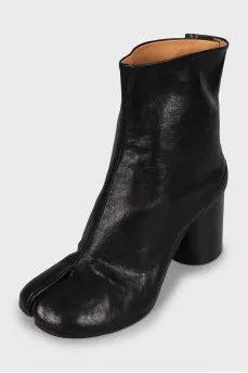Tabi ankle boots with tag