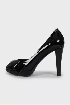 Patent leather heeled shoes