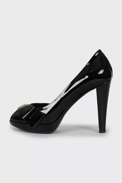 Patent leather heeled shoes