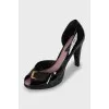 Patent leather heeled shoes