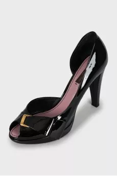 Patent leather heeled shoes