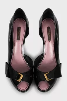 Patent leather heeled shoes
