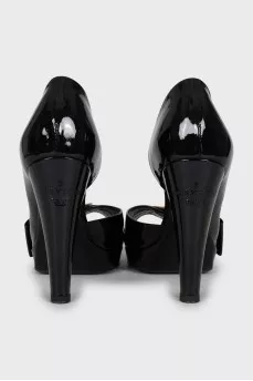 Patent leather heeled shoes