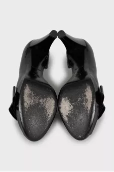 Patent leather heeled shoes