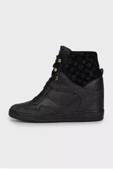 Leather boots with branded embossing