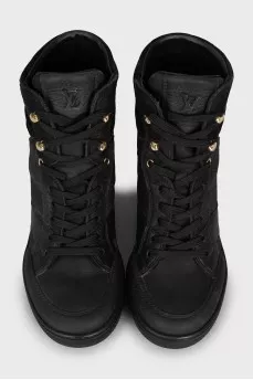 Leather boots with branded embossing
