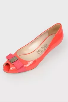Красные лаковые туфли kitten heels