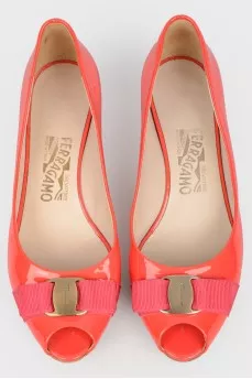 Красные лаковые туфли kitten heels