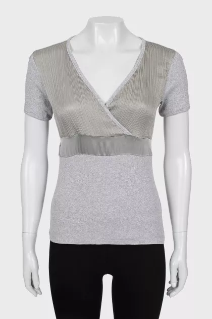 T-shirt with relief inserts