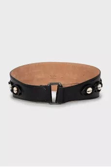 Leather belt decorated with shells