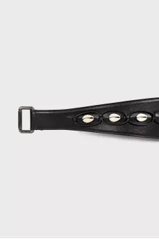 Leather belt decorated with shells