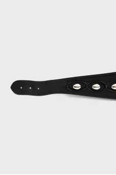 Leather belt decorated with shells