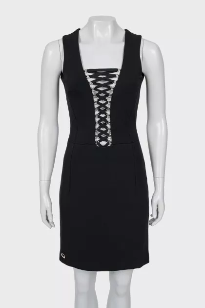 The fitted dress is decorated with lacing