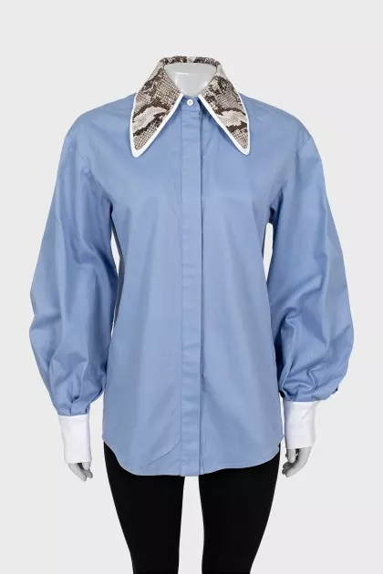 Set with a blue top