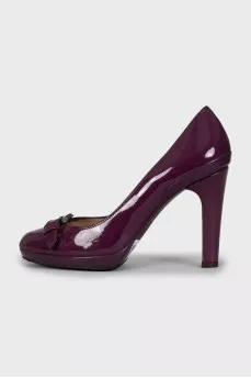 Patent leather shoes decorated with straps