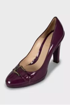 Patent leather shoes decorated with straps